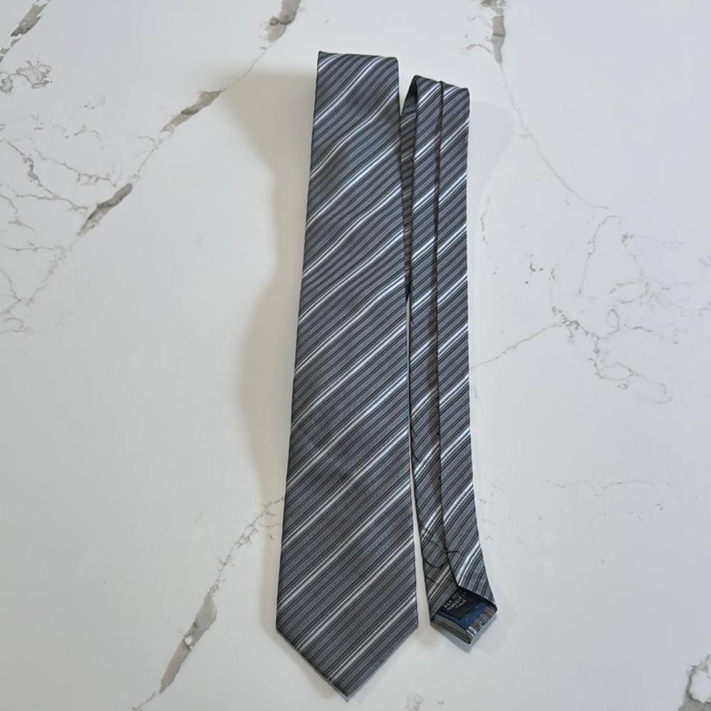 Lanvin Paris 100% silk Elegant Striped Gray Tie